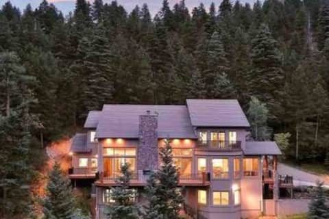 Secluded Mountain Lodge in Manitou Springs