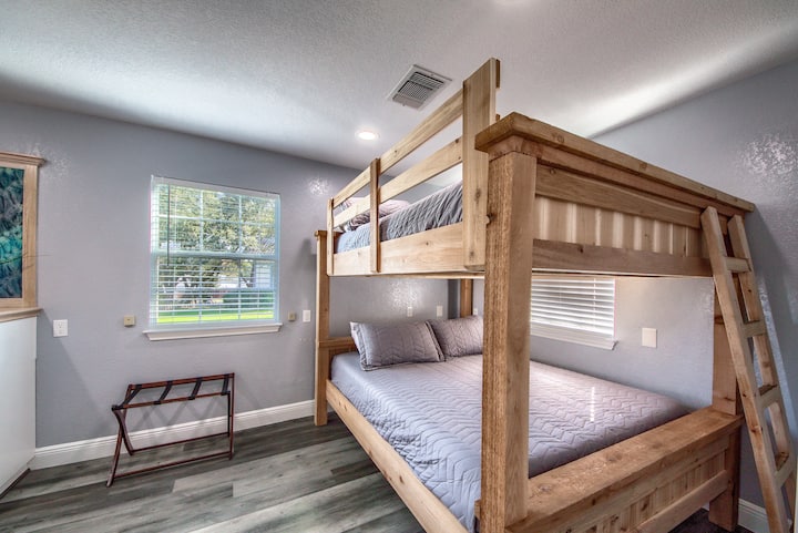 Niweke akilini: Chumba cha kulala cha wageni kilicho na Malkia juu ya Kitanda cha Malkia! 