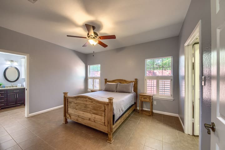 Niweke katika akili: Chumba cha kulala cha wageni na kitanda cha Malkia.