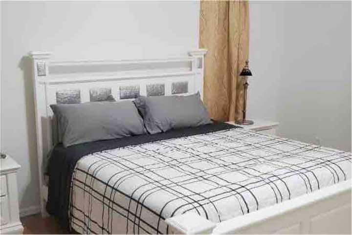 Dhomë gjumi kryesore me krevat dopio "king" 