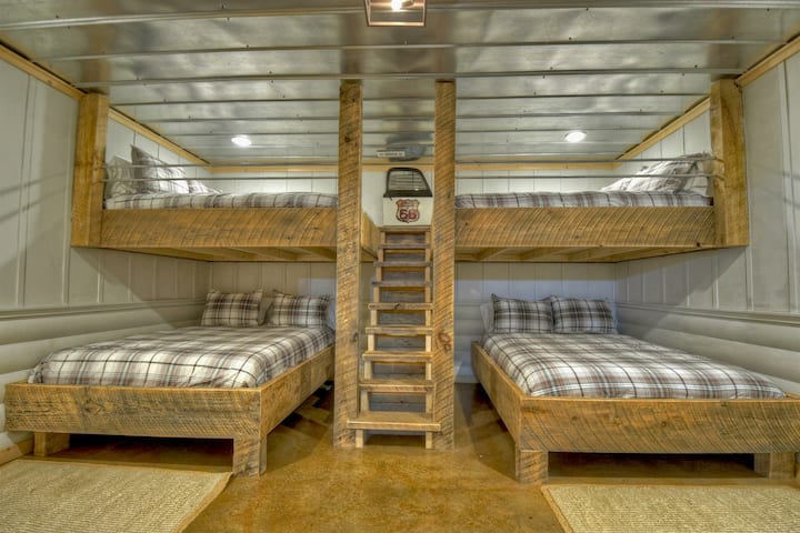 Queen (4x) Bunk Room (lower level)