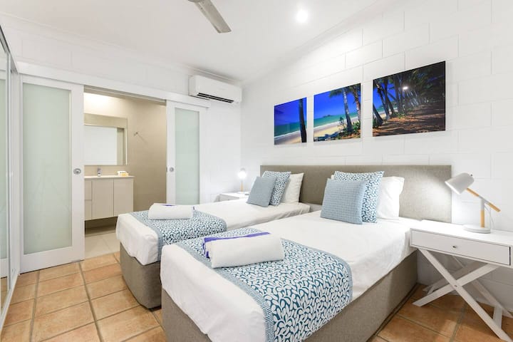 Druga spavaća soba ima bračni krevet (180x200) koji se na zahtjev može podijeliti na dva bračna kreveta, klima-uređaj i besprijekornu kupaonicu.