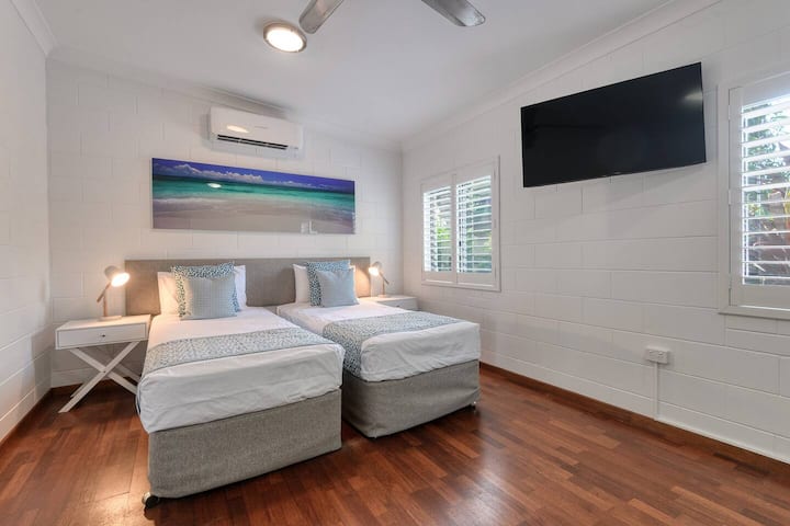 Četvrta spavaća soba može primiti dvije osobe u bračnom krevetu, koji se na zahtjev može podijeliti na dva bračna kreveta. Gledajte TV u udobnosti iz ove klimatizirane spavaće sobe.