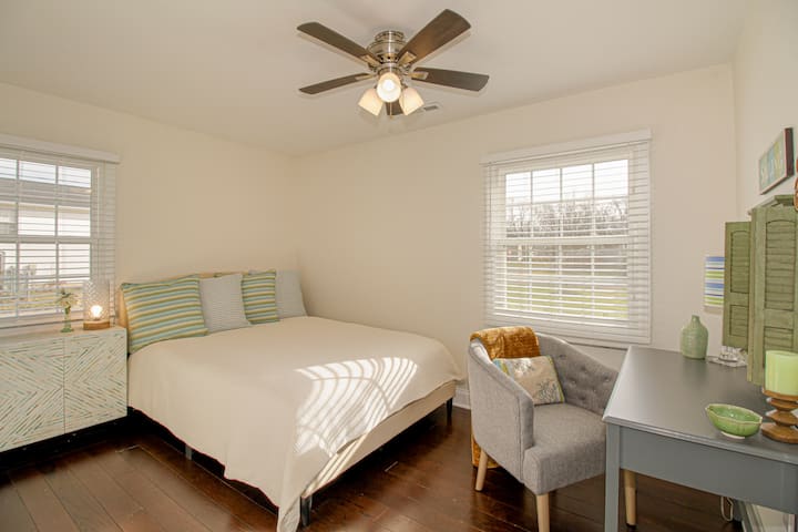 Môžeme poskytnúť detskú posteľ alebo detskú posteľ, ktorá sa do tejto izby pekne zmestí.