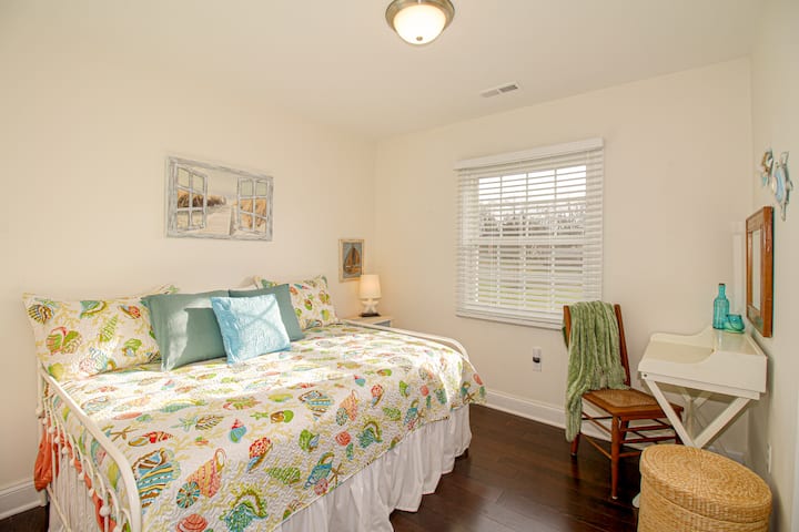 Pod plnohodnotnou posteľou je zastrčený dvojitý trundle.