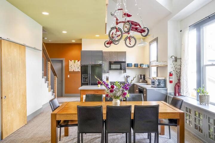 Ideally Located, Modern & Artistic Large House gallery image 4