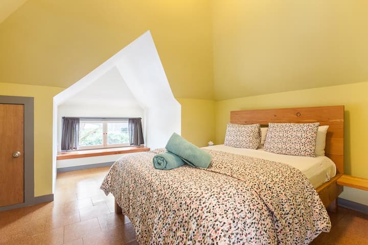 La 4ème chambre est à l'étage avec un lit Queen Size menant à un loft  et une salle de bain