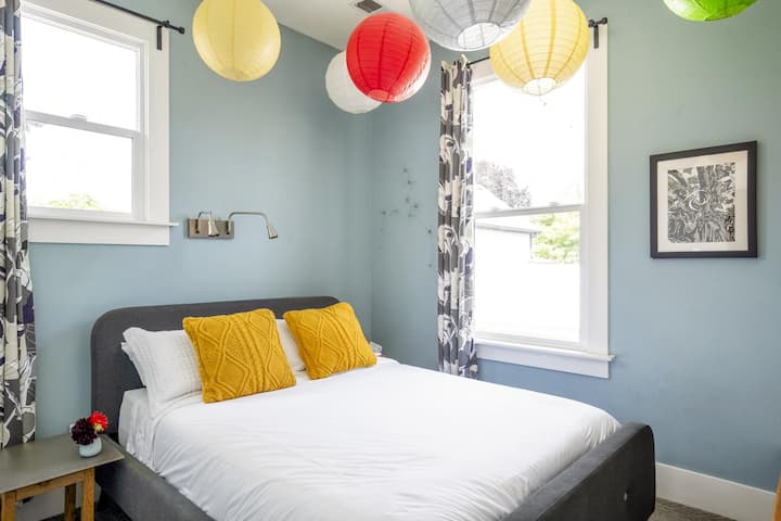 Chambre avec lit queen, matelas en mousse confortable et lampes de lecture.