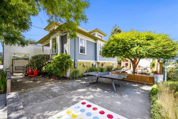 Ideally Located, Modern & Artistic Large House gallery image 3