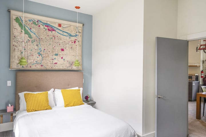Chambre au premier étage avec matelas Queen Size et carte historique de Portland.