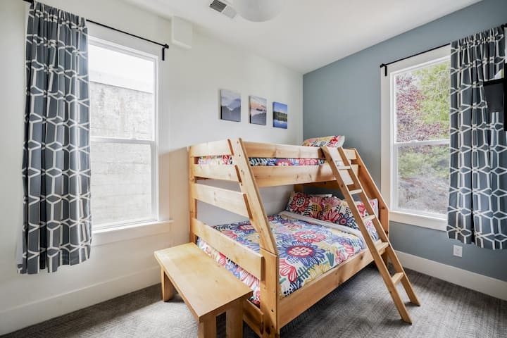 Un lit double en bas fait de cette chambre un endroit idéal pour les enfants !