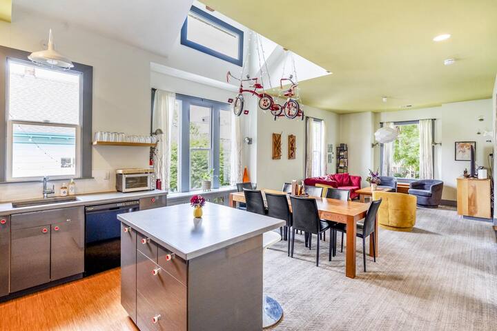 Ideally Located, Modern & Artistic Large House gallery image 5