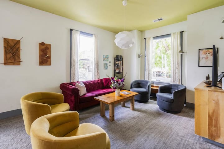 Ideally Located, Modern & Artistic Large House