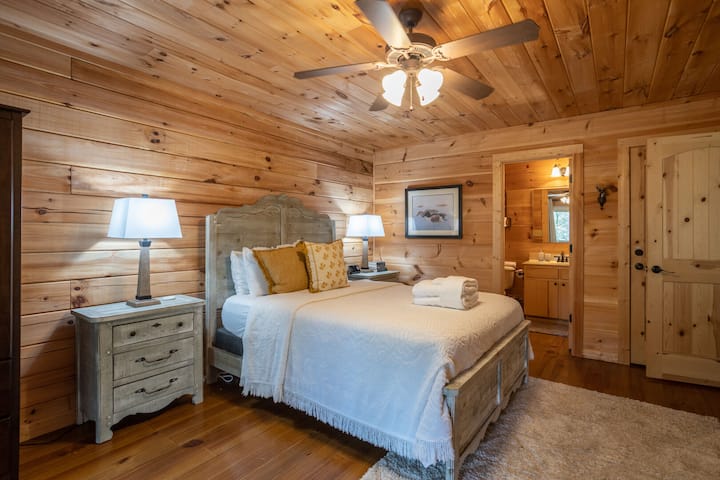Chambre principale avec salle de bain privée