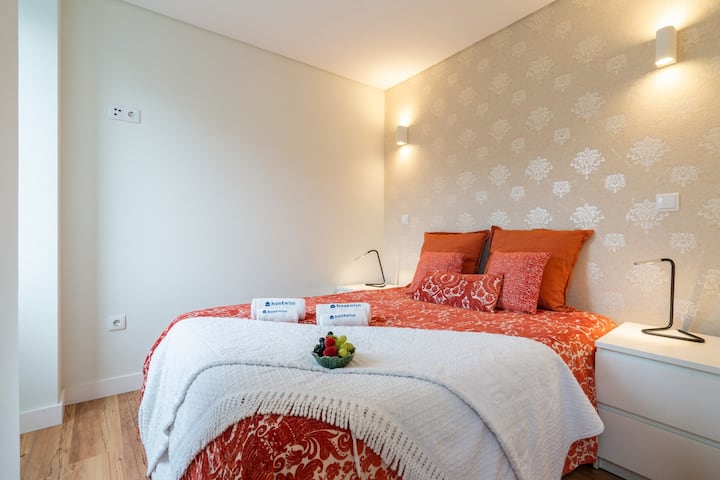 Spacious Red Studio | Ace Location By Hostwise - Vila Nova de Gaia