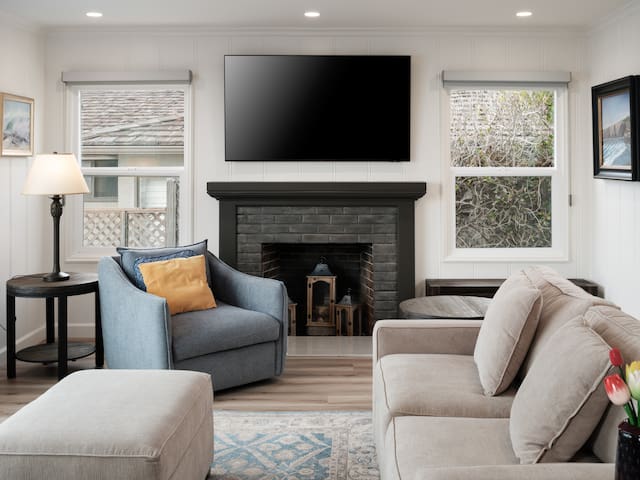 Oceanfront Home at Windansea Beach w/ AC gallery image 5