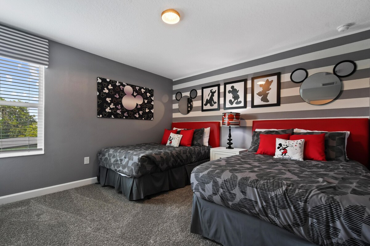 ห้องนอนธีมดิสนีย์ที่แปลกใหม่พร้อมเตียงที่อบอุ่นการตกแต่งที่ขี้เล่นและเสน่ห์ที่น่าอัศจรรย์