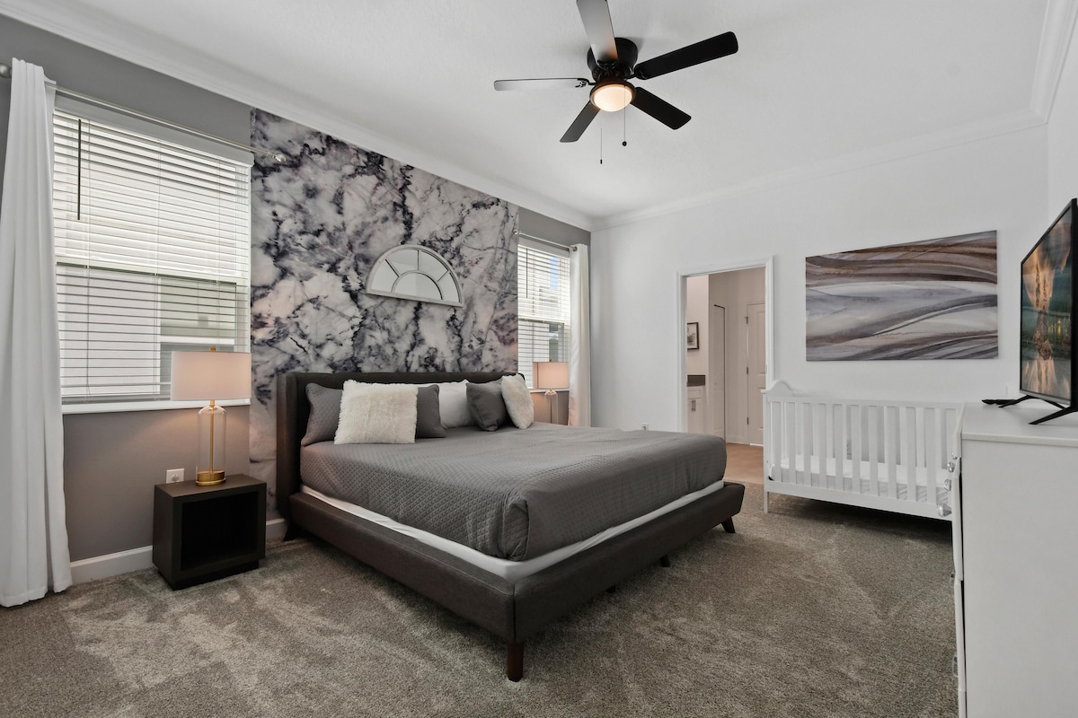 ห้องสวีทใหญ่กว้างขวางพร้อมเตียงคิงไซส์การตกแต่งที่หรูหราและเตียงเด็กอ่อนที่อบอุ่นเพื่อความสะดวกสบาย