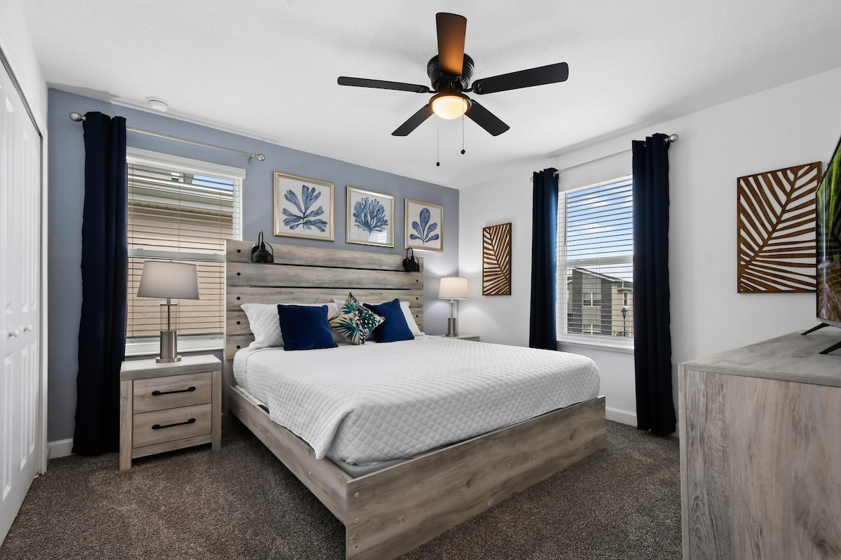 ห้องนอนที่ได้รับแรงบันดาลใจจากชายฝั่งพร้อมเตียงคิงไซส์เน้นไม้สไตล์ชนบทและการตกแต่งที่เงียบสงบ