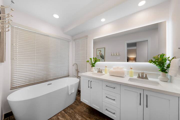 Panoramic Ocean View Huge Rooftop Deck – Sleeps 8 gallery image 4