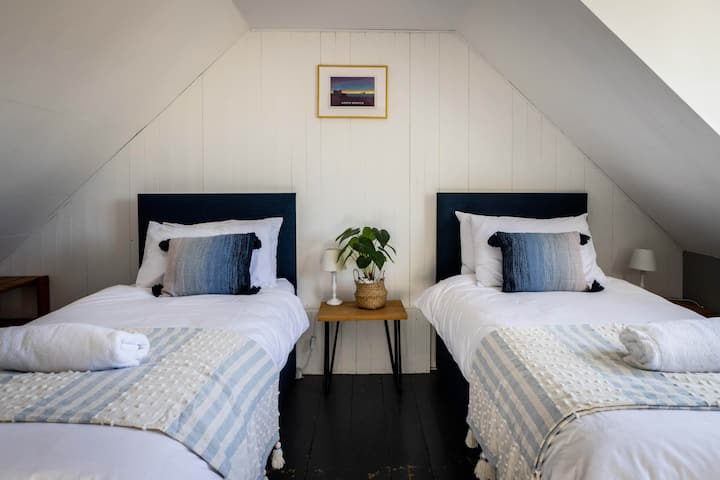 توأم في الطابق العلوي