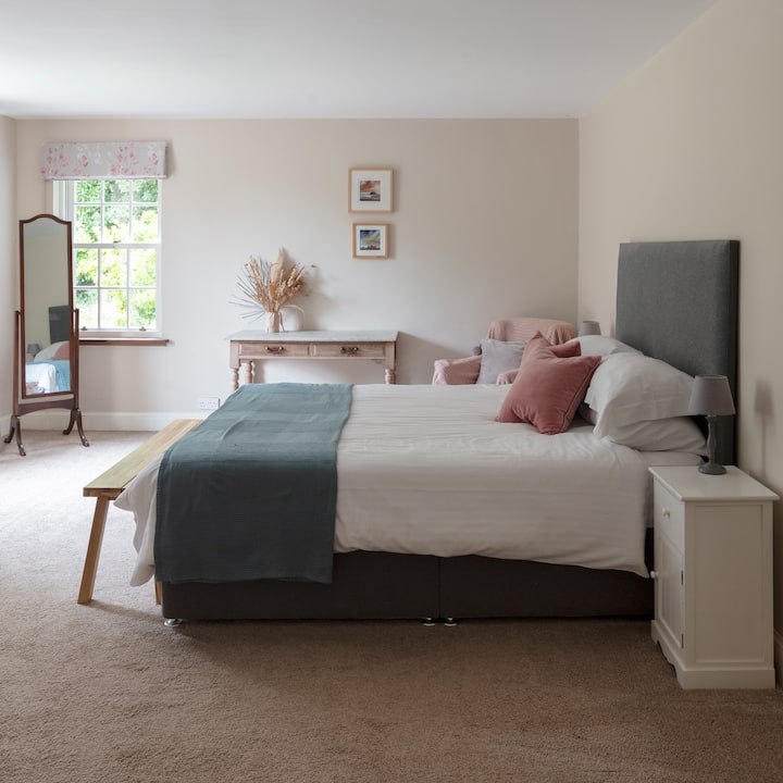 غرفة نوم تضم سرير كينج