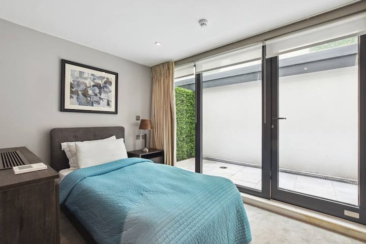 Three bedroom apartment in Westminster gallery image 3