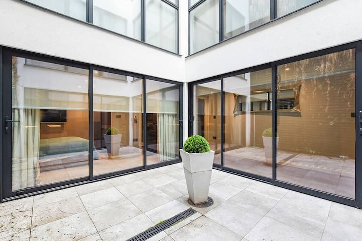 Three bedroom apartment in Westminster