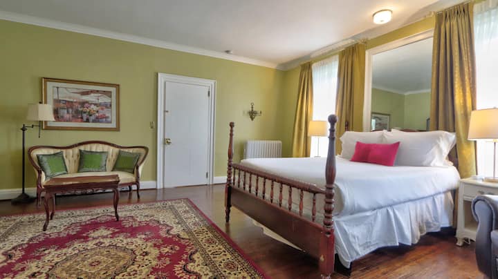 Двойна спалня 2 - Исторически щрихи с мека цветова палитра и самостоятелна баня.