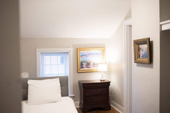 Единична спалня - уютна и тиха с достатъчно място за съхранение.