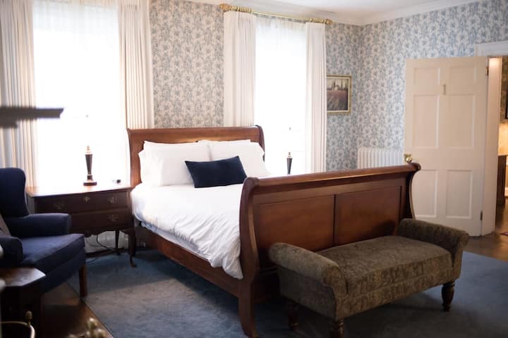 Спалня с двойно легло queen size + 2 отделни легла – идеална за семейства или малки групи 