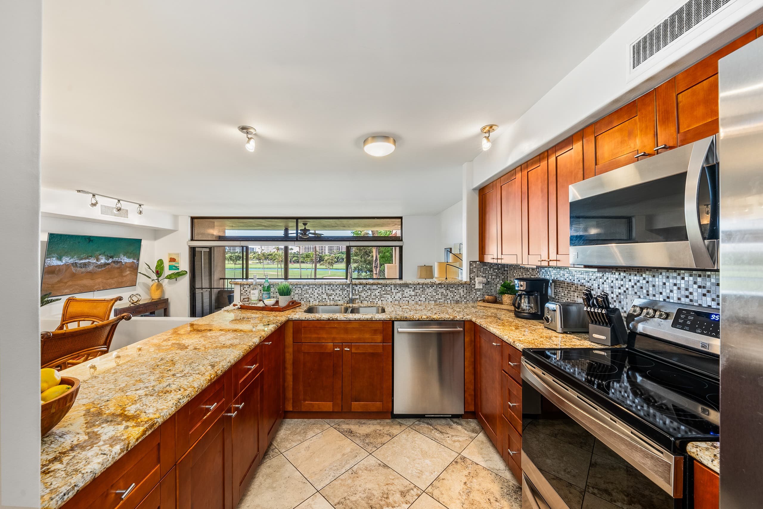 Condo in Lahaina · ★4.88 · 2 bedrooms · 3 beds · 2 baths - Image 11