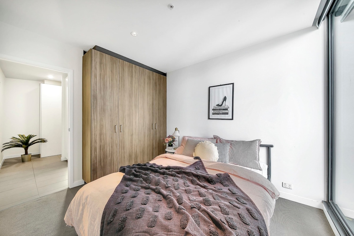 Главната спалня с гледка към града с двоен размер и гледка към града.