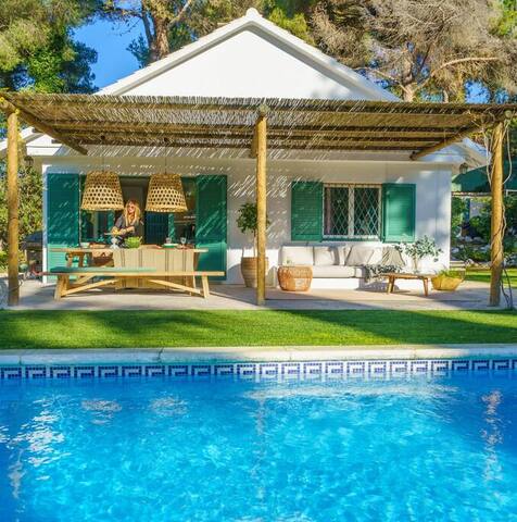 By The Sea Lux House – Beachfront, Pool & A/C