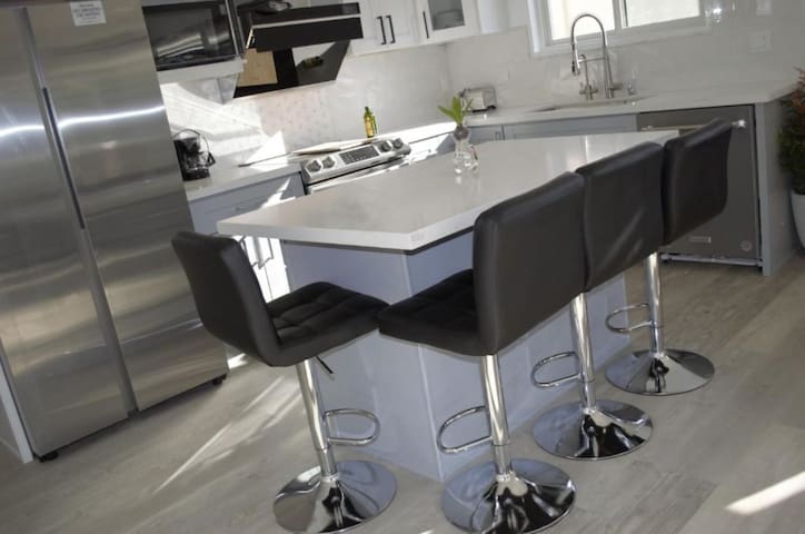 Dimond Abode #1 Modern 2BR/2BA with EV Charger