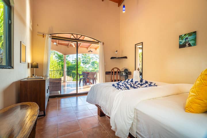 El dormitorio #3 tiene aire acondicionado, escritorio en la esquina y acceso al patio con vista al mar. 