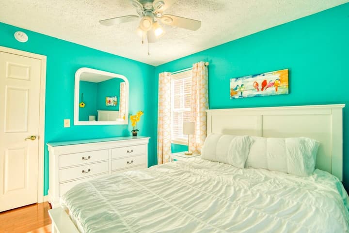 Svetlá spálňa vám poskytne všetok zvyšok, ktorý potrebujete po krásnom dni v Johnson City.