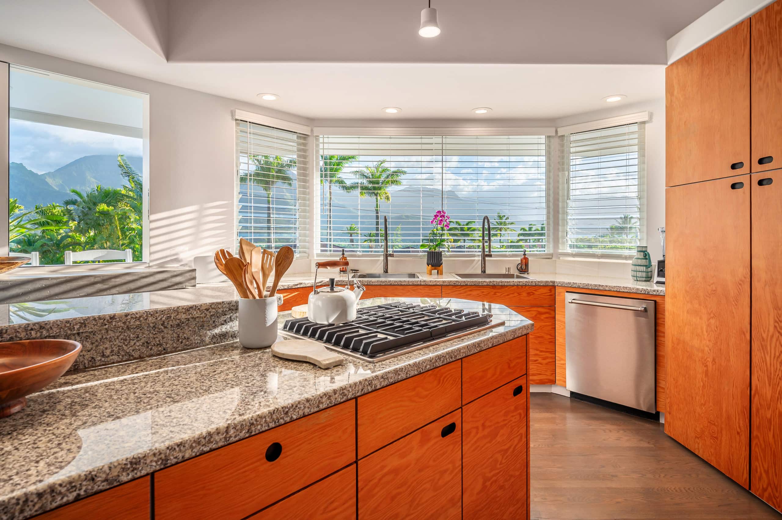 Home in Princeville · ★5.0 · 4 bedrooms · 7 beds · 3.5 baths - Image 11