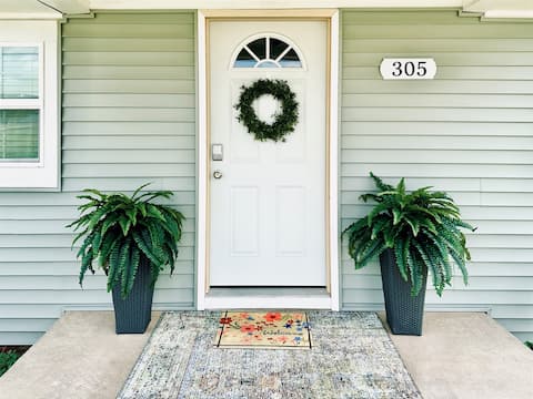 Simply Salem Cottage - King beds - Dog Friendly!