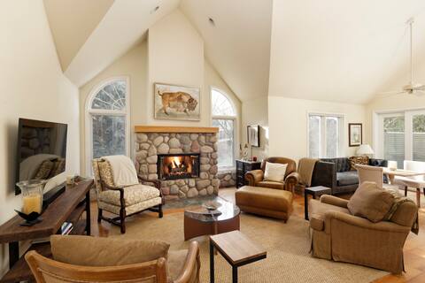 Family and Pet-Friendly Basalt Home with Hot Tub