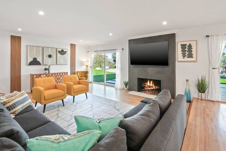 Spacious, Beautiful Home W/ Yard & Pool gallery image 3