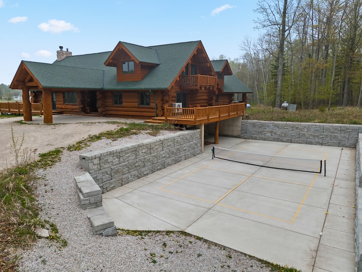 Log Retreat w/ Private Pickleball Court in Fish Cr