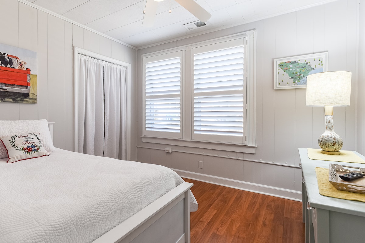 Spavaća soba br. 3 s krevetom za jednu osobu s ruksakom i Smart TV-om