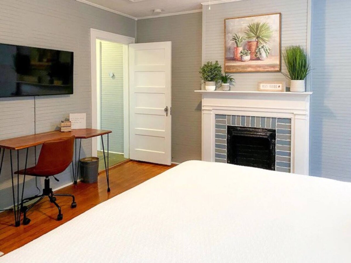 Spavaća soba br. 2 s bračnim krevetom, pametnim TV-om i radnim stolom