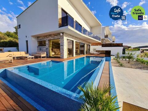 Villa ramarin iii with infinity heated pool, jacuz