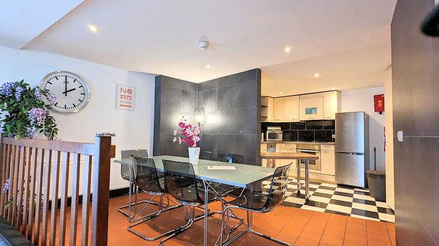 Amsterdam Central Apartment with balcony gallery image 5