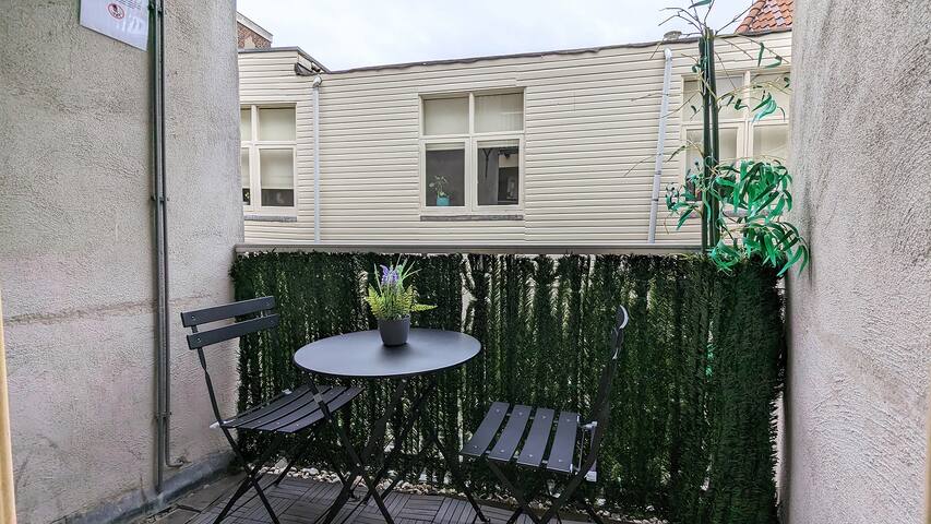 Amsterdam Central Apartment with balcony gallery image 2