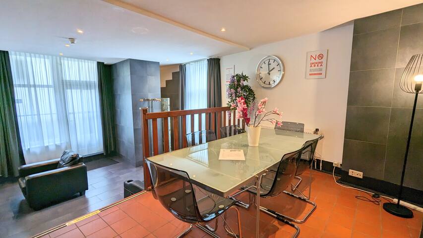 Amsterdam Central Apartment with balcony gallery image 4