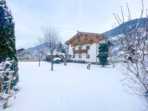 Top Airbnb: Holiday home large garden centrally located in Aschau Im Zillertal