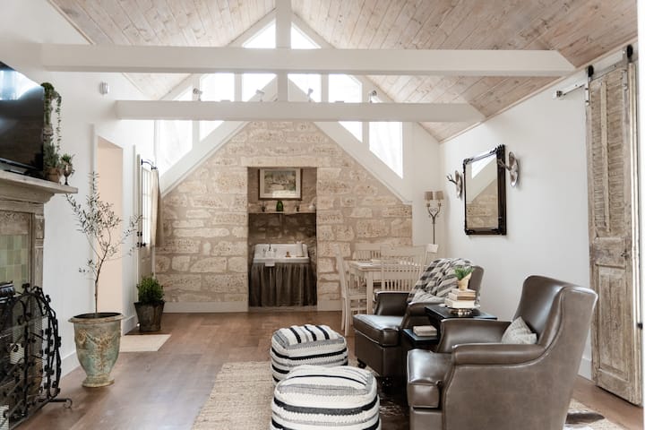 Suite Sarah: Luxurious Garden Getaway - Fredericksburg, TX